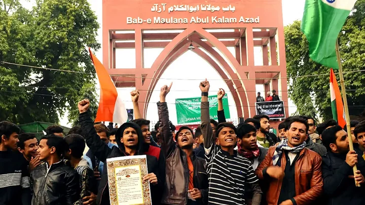দিল্লির জামিয়া ইসলামিয়ায় শিক্ষার্থী-পুলিশের সংঘর্ষ, ‘ফ্রি কাশ্মীর’ স্লোগান