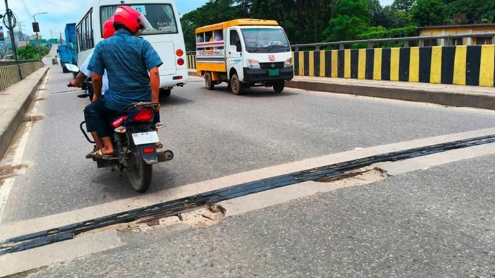 ডেমরা সেতুতে দুদিন মেরামতকাজ, যানজটের শঙ্কা