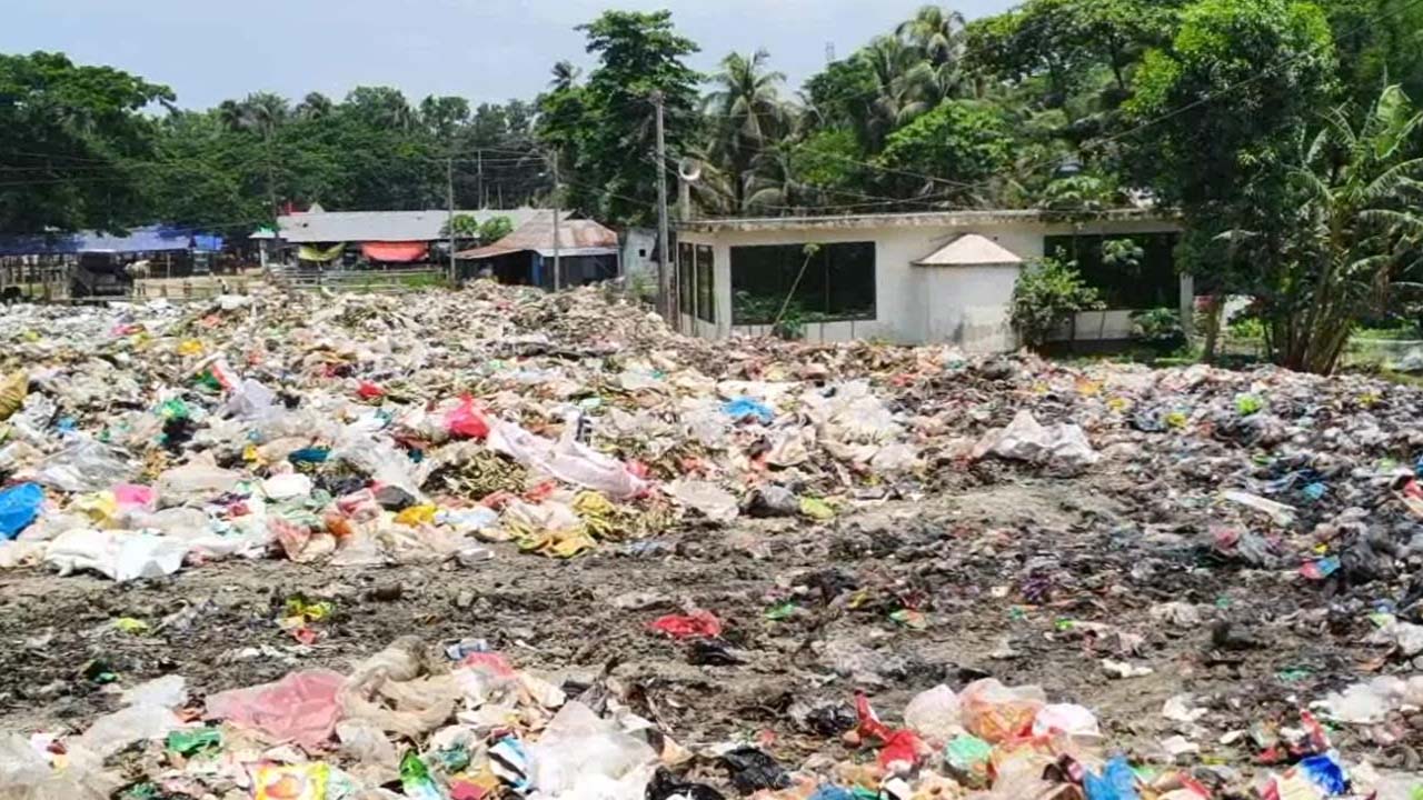 ময়লার স্তূপ। ছবি: এশিয়া পোস্ট