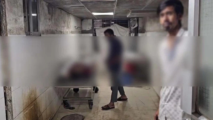 মুমূর্ষু অবস্থায় পড়ে থাকা ব্যক্তির পকেট থেকে মোবাইল চুরি