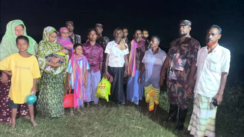 উদ্ধার ১০ বাংলাদেশিকে ফেরত দিল বিএসএফ