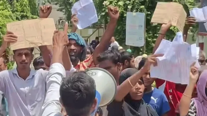 উল্লাপাড়ায় পল্লী বিদ্যুতের জিএমের পদত্যাগ দাবিতে বিক্ষোভ