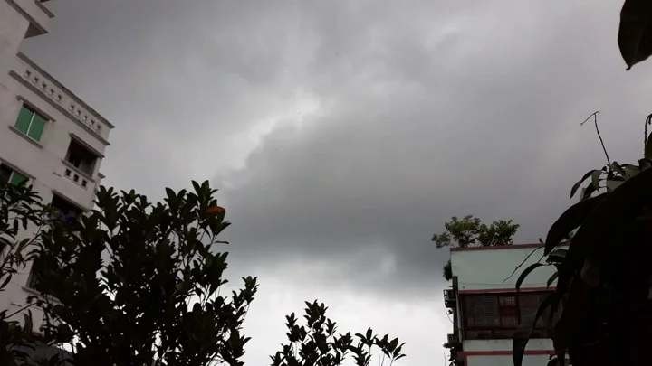ঢাকার আকাশ আংশিক মেঘলা, বজ্রবৃষ্টির আভাস