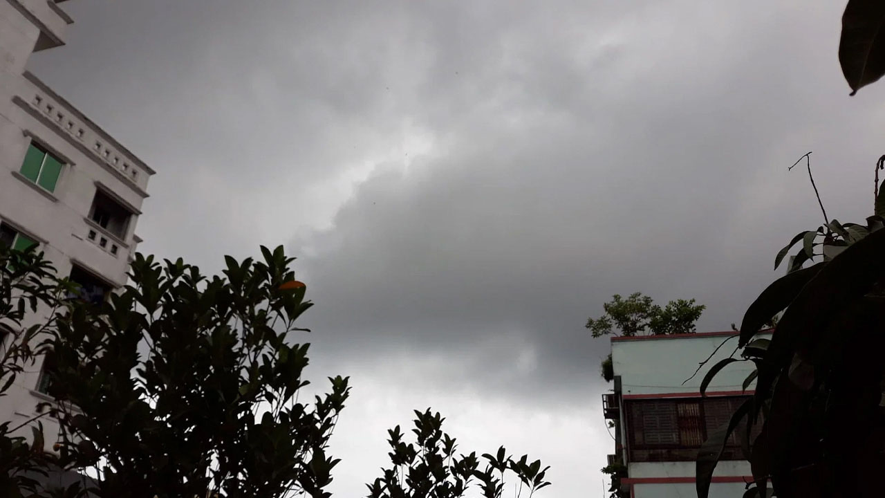 ঢাকার আকাশ আংশিক মেঘলা, বজ্রবৃষ্টির আভাস