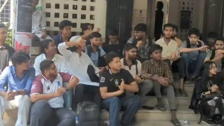প্রক্টর অফিসে ঢাবি শিক্ষার্থীদের অবস্থান, কার্যালয়ে তালা দেওয়ার আলটিমেটাম