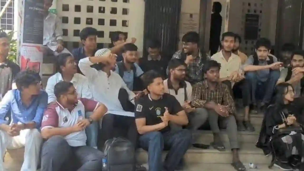 প্রক্টর অফিসে ঢাবি শিক্ষার্থীদের অবস্থান, কার্যালয়ে তালা দেওয়ার আলটিমেটাম 