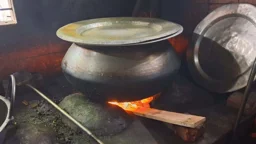 ঢাকা কলেজে তীব্র গ্যাস সংকট, খাট পুড়িয়ে রান্না