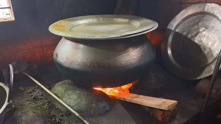 ঢাকা কলেজে তীব্র গ্যাস সংকট, খাট পুড়িয়ে রান্না