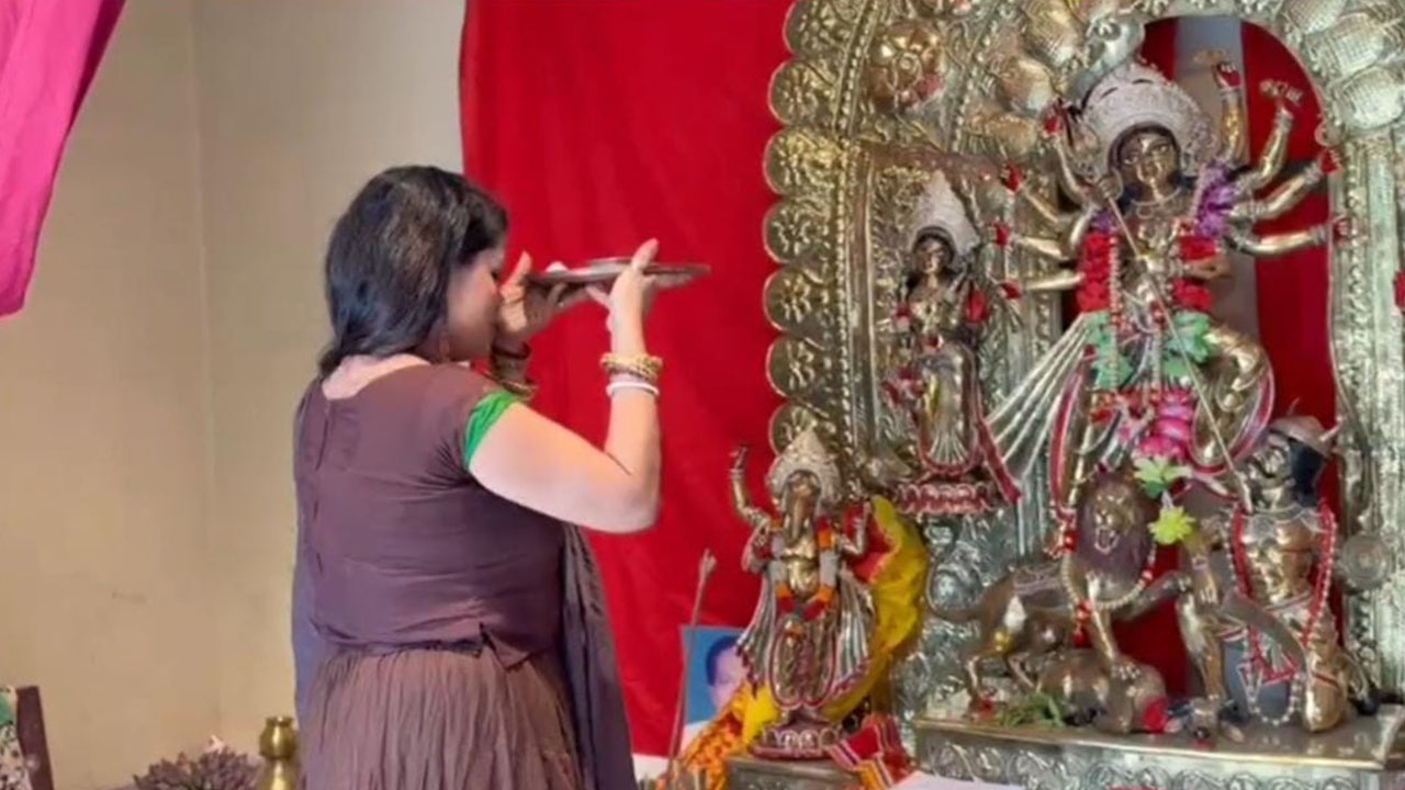 পূজার পাঁচ দিন বাড়ি ও পূজামণ্ডপ দর্শনার্থীদের জন্য উন্মুক্ত রাখা হয়। ছবি : এশিয়া পোস্ট