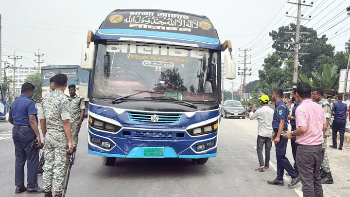 ঢাকা-আরিচা মহাসড়কে কালো ধোঁয়া, যাত্রীবাহী বাসকে জরিমানা
