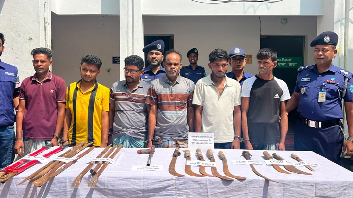 ধামরাইয়ে ড্রেজারে ডাকাতি, পাইপগান ও দেশীয় অস্ত্রসহ গ্রেপ্তার ৬