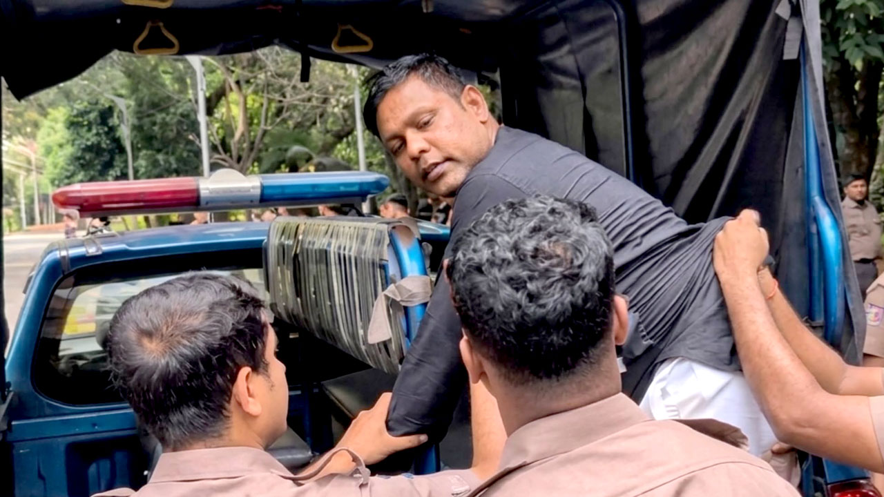 ধানমন্ডি ৩২-এ ফুল দিতে গিয়ে যুবলীগ কর্মী আটক