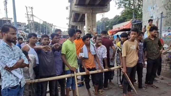 চট্টগ্রামে বাসচালক ও শ্রমিকদের সঙ্গে পুলিশের সংঘর্ষ, সড়ক অবরোধ