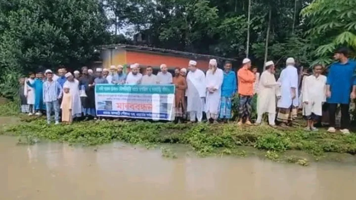 ভিটেমাটি রক্ষায় ঝালকাঠিতে নদীপাড়ে মানববন্ধন