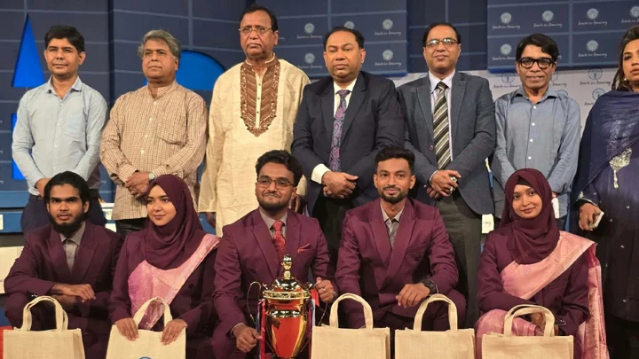 কবি নজরুল কলেজকে হারিয়ে বিতর্কে চ্যাম্পিয়ন সোহরাওয়ার্দী কলেজ