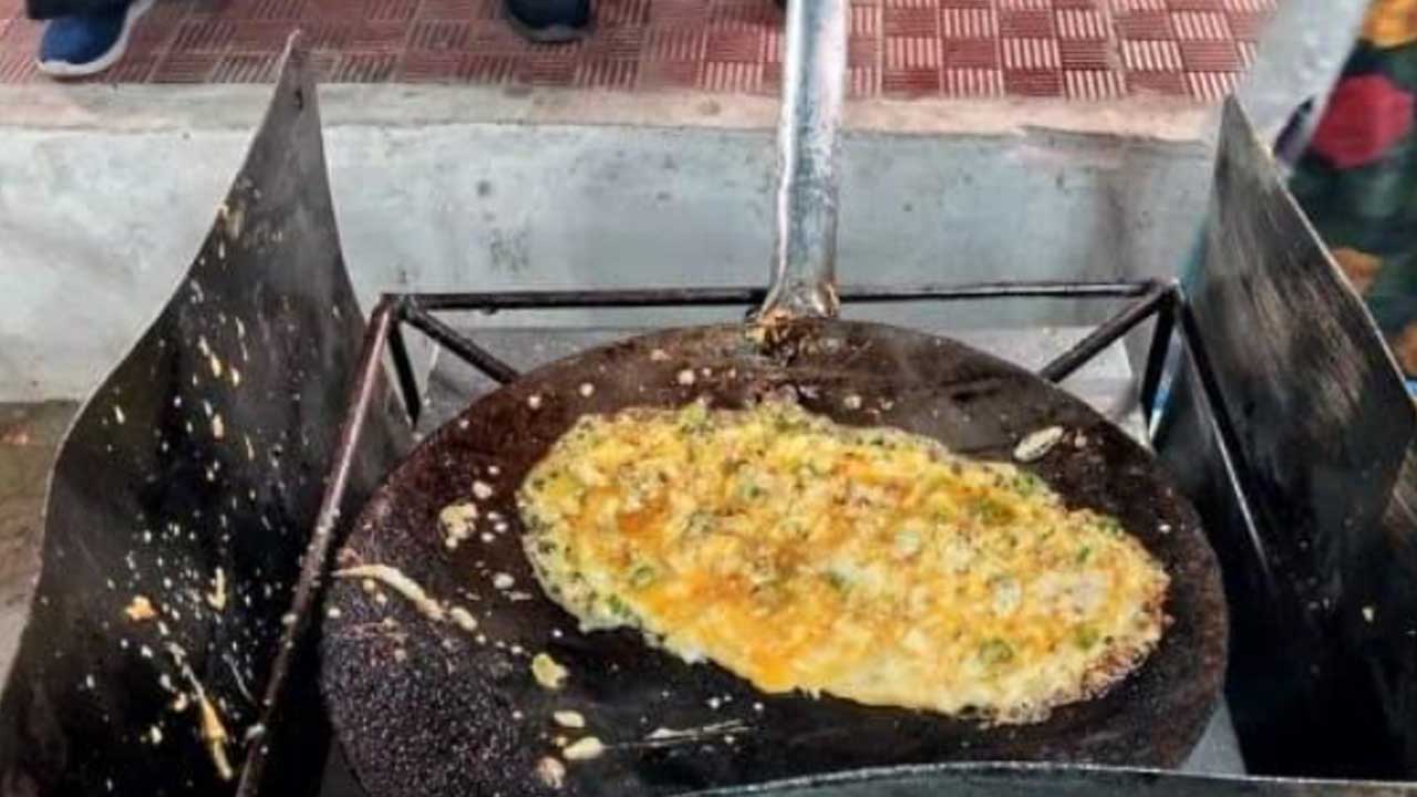 হালকা ভাজা ও মোলায়েম অবস্থায় নামানোর ঠিক আগে তাওয়ায় ফুটতে থাকা ডিম ঘোটা। ছবি : এশিয়া পোস্ট