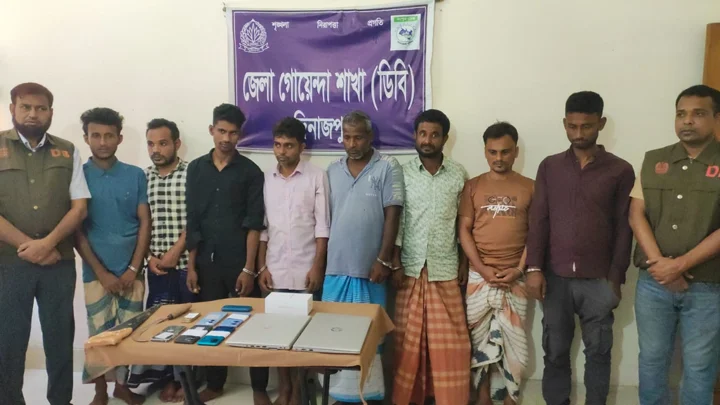 গাছ ফেলে চার গাড়িতে ডাকাতি, চক্রের ৮ সদস্য গ্রেপ্তার
