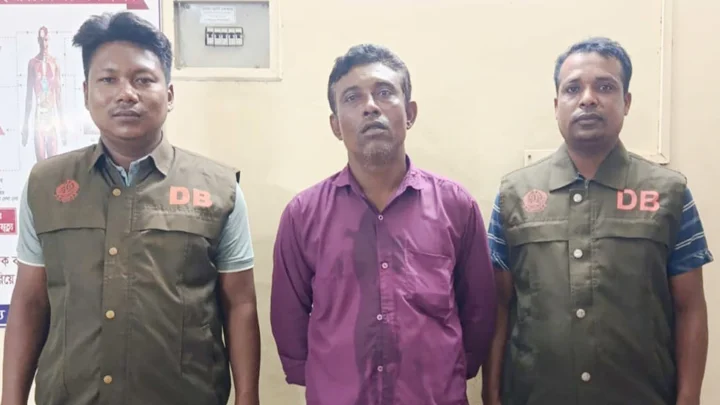 কুড়িয়ে পাওয়া ডলার বিক্রির প্রলোভন দেখাতেন রশিদুল