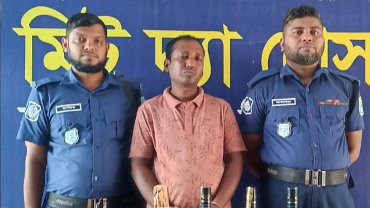 দিনাজপুরে মদসহ ভারতীয় নাগরিক আটক