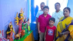 ১১ বছরের শিশু মাধুর্য্যের তুলির ছোঁয়ায় মৃন্ময়ী দেবী দুর্গা
