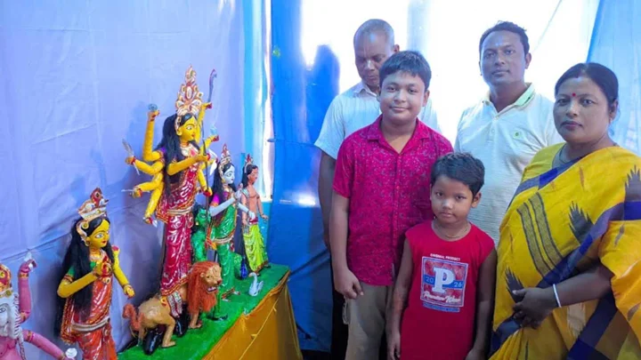 ১১ বছরের শিশু মাধুর্য্যের তুলির ছোঁয়ায় মৃন্ময়ী দেবী দুর্গা