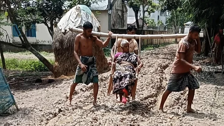 মাকে বাঁশে চেয়ার ঝুলিয়ে হাসপাতালে নিলেন দুই ভাই