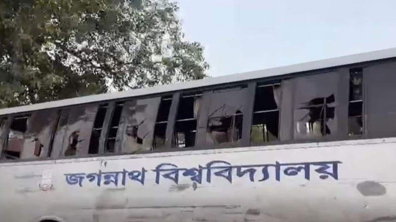 মানিকগঞ্জে জবির বাসে হামলা, আহত ১০