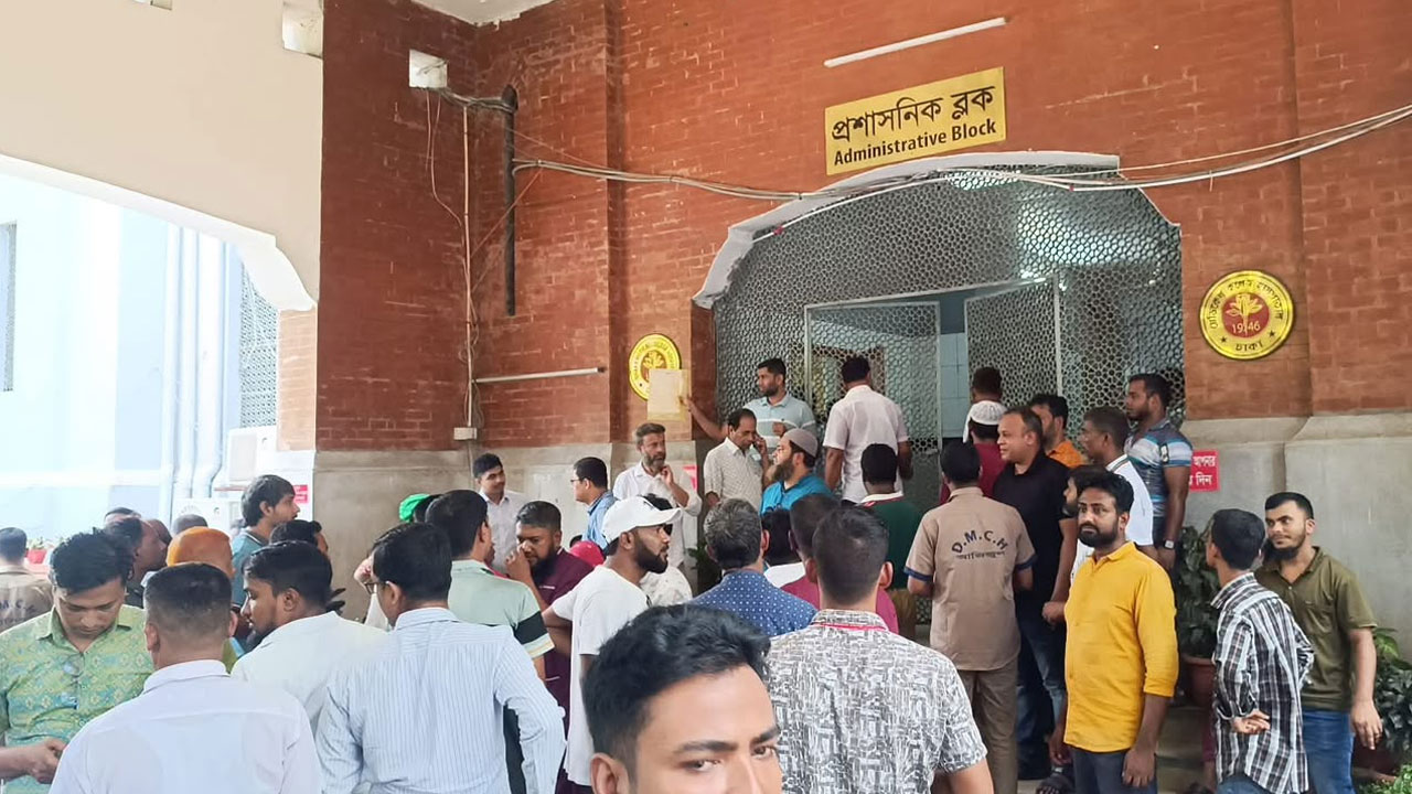 ঢামেকে চিকিৎসক-কর্মচারীদের পাল্টাপাল্টি অবস্থান, পরিচালক অবরুদ্ধ