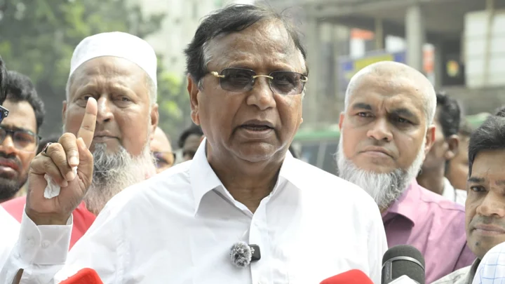 সড়ক-ফুটপাতে হকার বসলেই মালামাল ক্রোক ও মামলা: ডিএসসিসি প্রশাসক