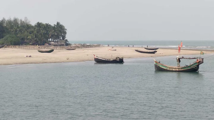 সেন্টমার্টিন সৈকতে ভেসে এলো অর্ধগলিত মরদেহ