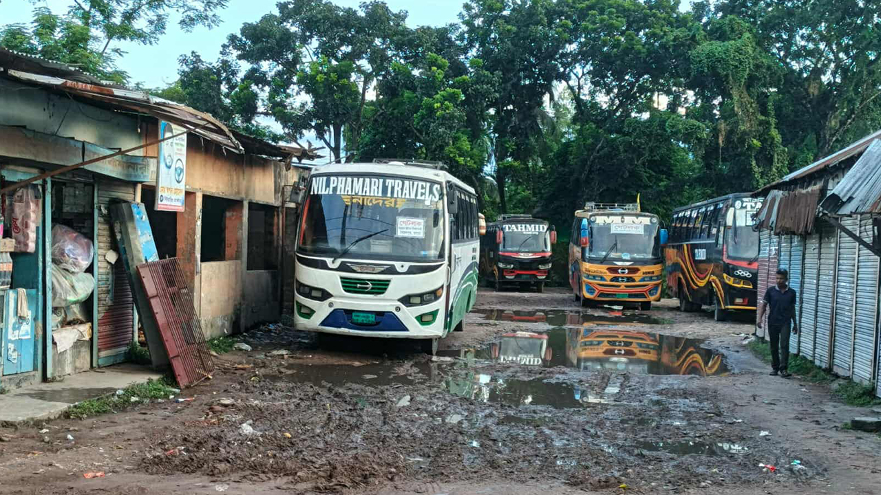 সড়ক ঘেঁষে ভাড়া জায়গায় টার্মিনাল চালাচ্ছে বাস মালিক সমিতি। ছবি : এশিয়া পোস্ট