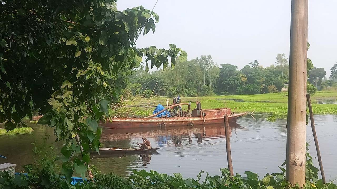 বাল্কহেডে করে বালু এনে ড্রেজারের মাধ্যমে ফেলা হয় বালু। ছবি: এশিয়া পোস্ট