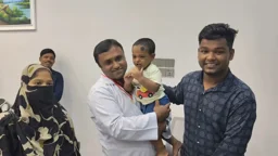 শিশুর চিকিৎসায় কৃতজ্ঞ বাবা, চিকিৎসককে দিলেন গোল্ড মেডেল