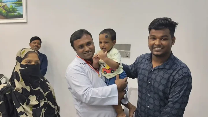 শিশুর চিকিৎসায় কৃতজ্ঞ বাবা, চিকিৎসককে দিলেন গোল্ড মেডেল