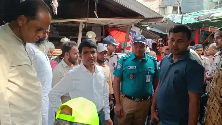 শ্যামবাজারে ৪৮১৫ কেজি অবৈধ পলিথিন জব্দ, লাখ টাকা জরিমানা