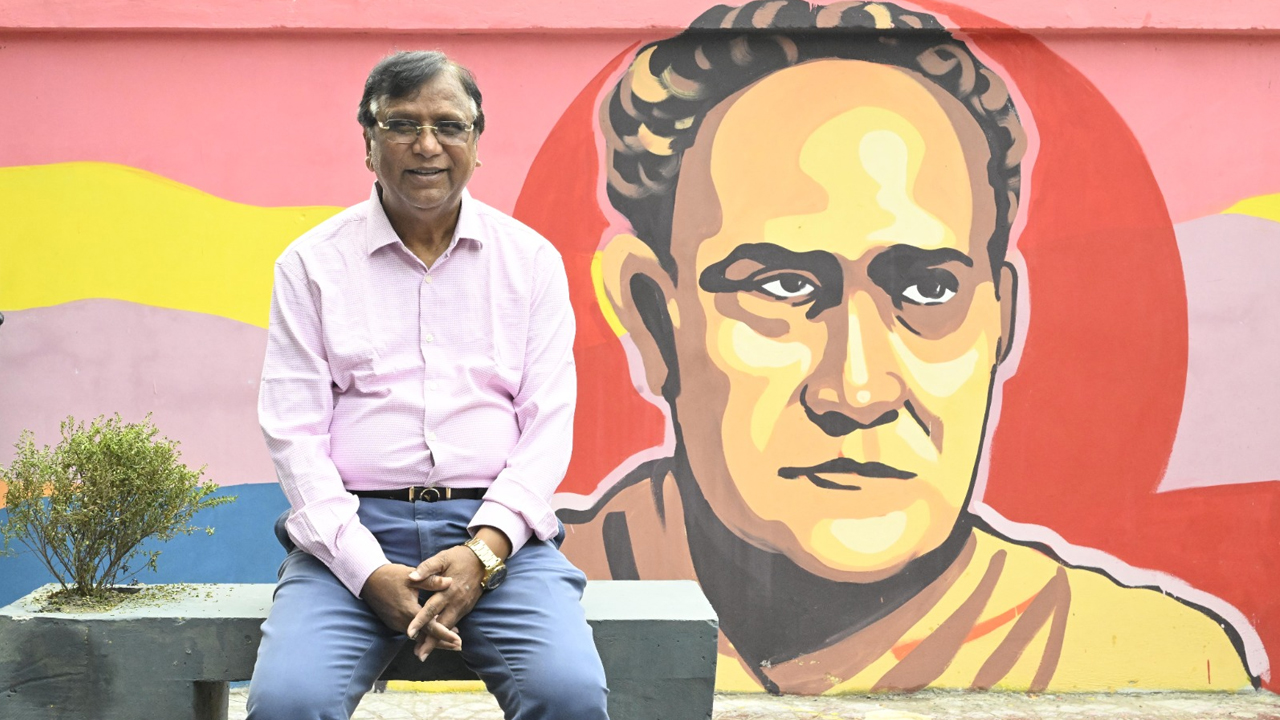 ফুটপাত দখলমুক্ত করে চলাচলের পাশাপাশি বসার স্থায়ী বেঞ্চ স্থাপন করেছে ঢাকা দক্ষিণ সিটি কর্পোরেশন। ছবি: ডিএসসিসি
