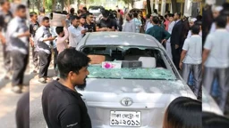শিক্ষার্থীদের ওপরে গাড়ি তুলে দিলেন ঢাবি শিক্ষকের ছেলে, আহত ৬