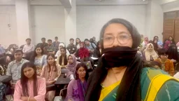 মুখে কালো কাপড় বেঁধে ক্লাসে প্রতীকী অবস্থান ঢাবি শিক্ষক সামিনা লুৎফার