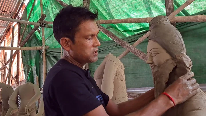 চাকরি ছেড়ে প্রতিমা তৈরির নিপুণ ভাস্কর
