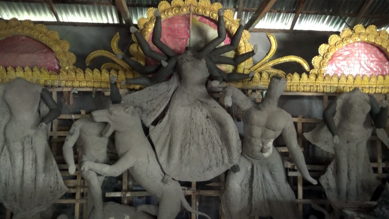 কিশোর কুমারের তৈরি করা প্রতিমা। ছবি: এশিয়া পোস্ট