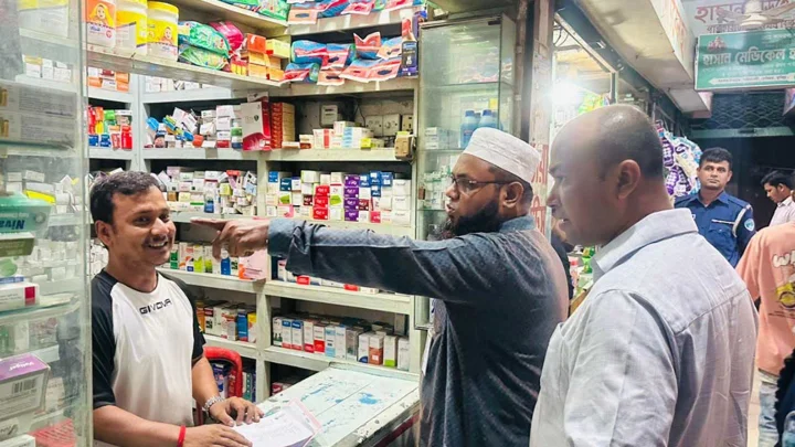 অভিযানের খবর পেয়ে ফার্মেসি বন্ধ করে পালালেন ব্যবসায়ীরা