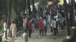 ব্রাহ্মণবাড়িয়ায় উচ্চস্বরে গান বাজানো নিয়ে পুলিশের সঙ্গে মাদ্রাসাছাত্রদের সংঘর্ষ, আহত ৩০