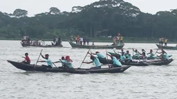 ঝালকাঠির সুগন্ধা নদীতে জমজমাট নৌকাবাইচ