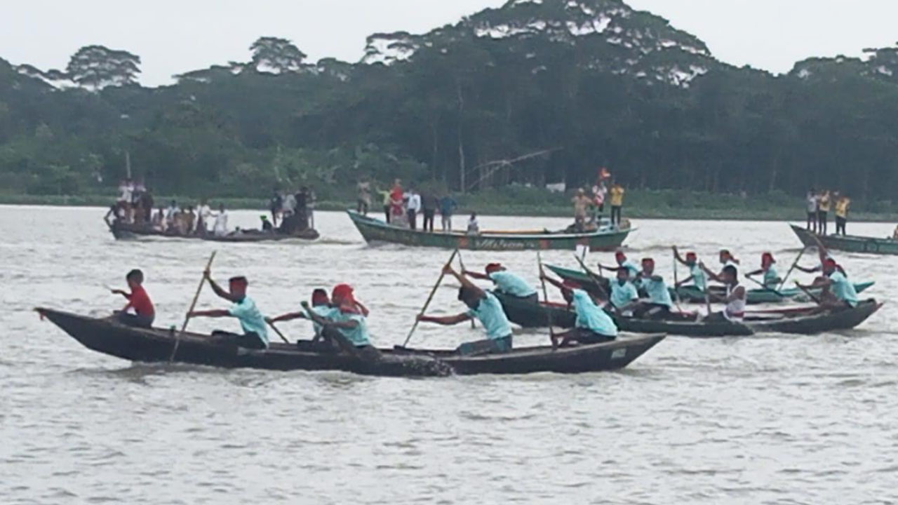 ঝালকাঠির সুগন্ধা নদীতে জমজমাট নৌকাবাইচ