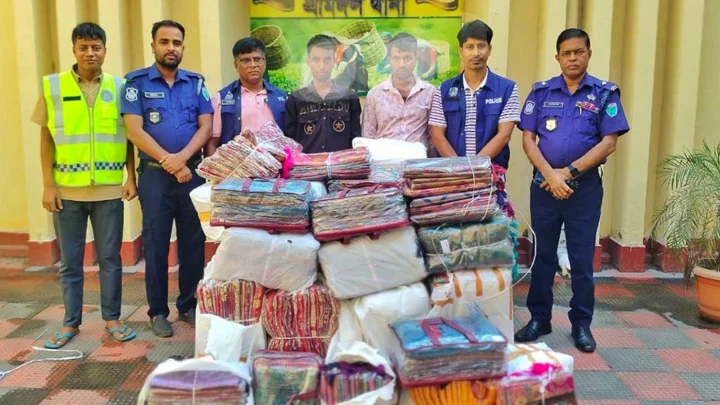 মৌলভীবাজারে সাড়ে ১৩ লাখ টাকার ভারতীয় শাড়িসহ গ্রেপ্তার ২