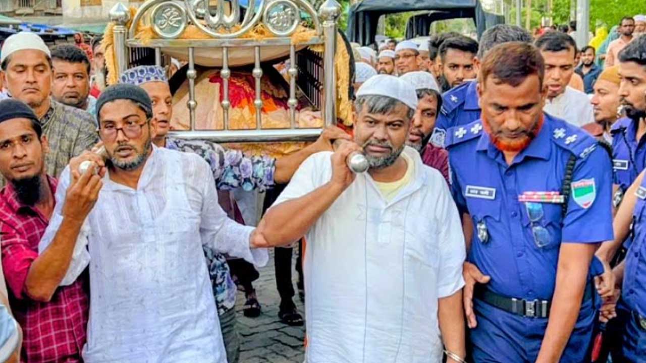 প্যারোলে মুক্তি পেয়ে মায়ের জানাজায় বিশ্বজিৎ হত্যা মামলার আসামি শাকিল