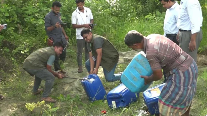নাটোরে মিষ্টির রসে কেমিক্যাল মিশিয়ে নকল মধু তৈরি, লাখ টাকা জরিমানা