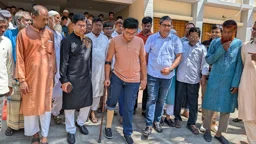১০ বছর পর কৃত্রিম পায়ে হাঁটছে জিপিএ-৫ পাওয়া মাহফুজ