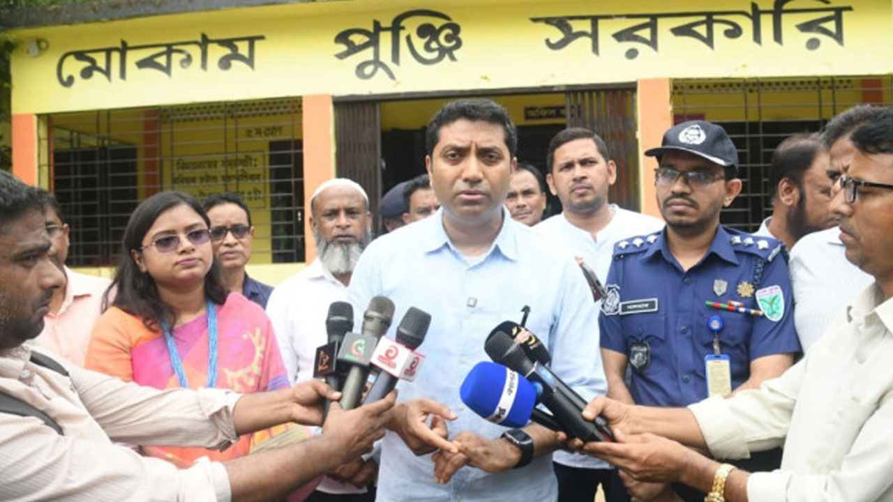 একজন মানুষ দাঁড়িয়ে গান শুনছেন, এতে বিতর্কের কী আছে: ববি হাজ্জাজ