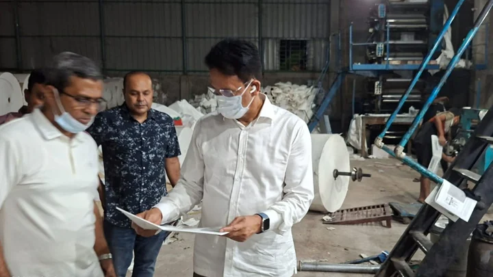 পাঠ্যবইয়ের মান যাচাইয়ে মধ্যরাতে প্রিন্টিং প্রেসে শিক্ষামন্ত্রী